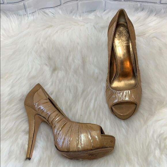 Vince Camuto Gold Pleated Platform Heels Size 6.5 - Picture 1 of 6